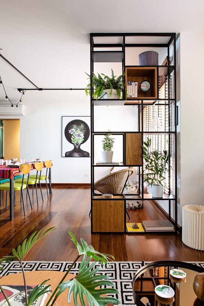 Tủ bếp kịch trần Industrial Loft với khung thép và kệ sắt trang trí