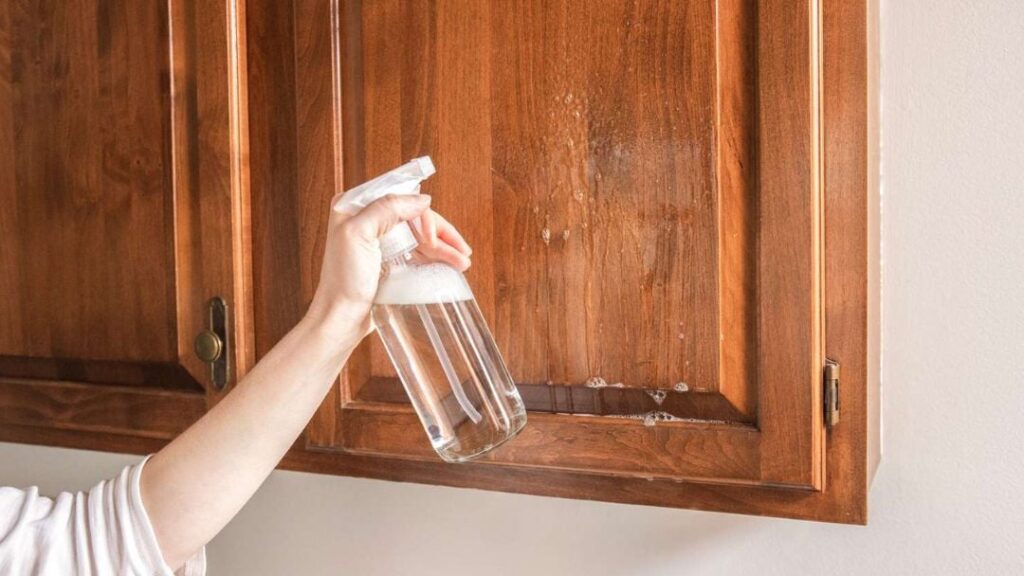 Dùng giấm trắng pha nước ấm để làm sạch tủ bếp gỗ