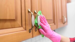 cách làm sạch tủ bếp gỗ