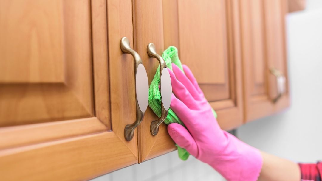 cách làm sạch tủ bếp gỗ