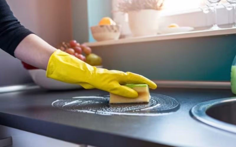 Dùng nước rửa chén pha loãng lau tủ bếp gỗ bị bám dầu