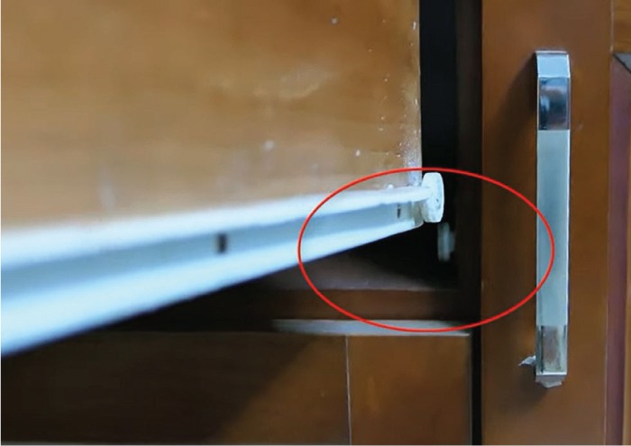 Làm sạch bản lề ray trượt trong tủ bếp gỗ