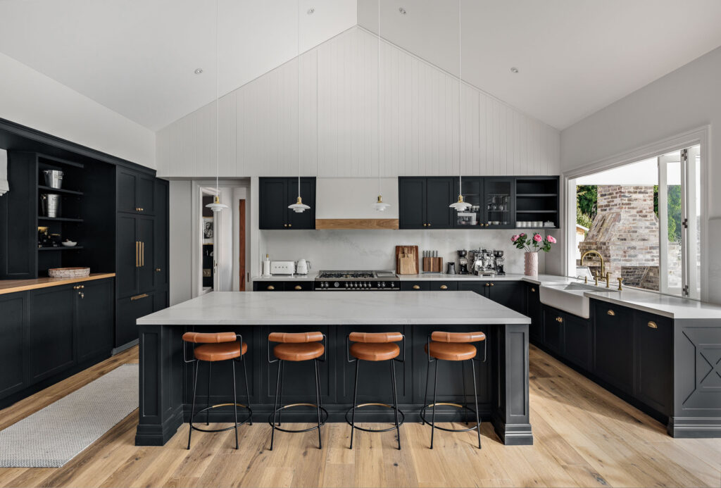 Mẫu tủ bếp chữ U hiện đại với chất liệu MDF chống ẩm phủ laminate cho không gian biệt thự