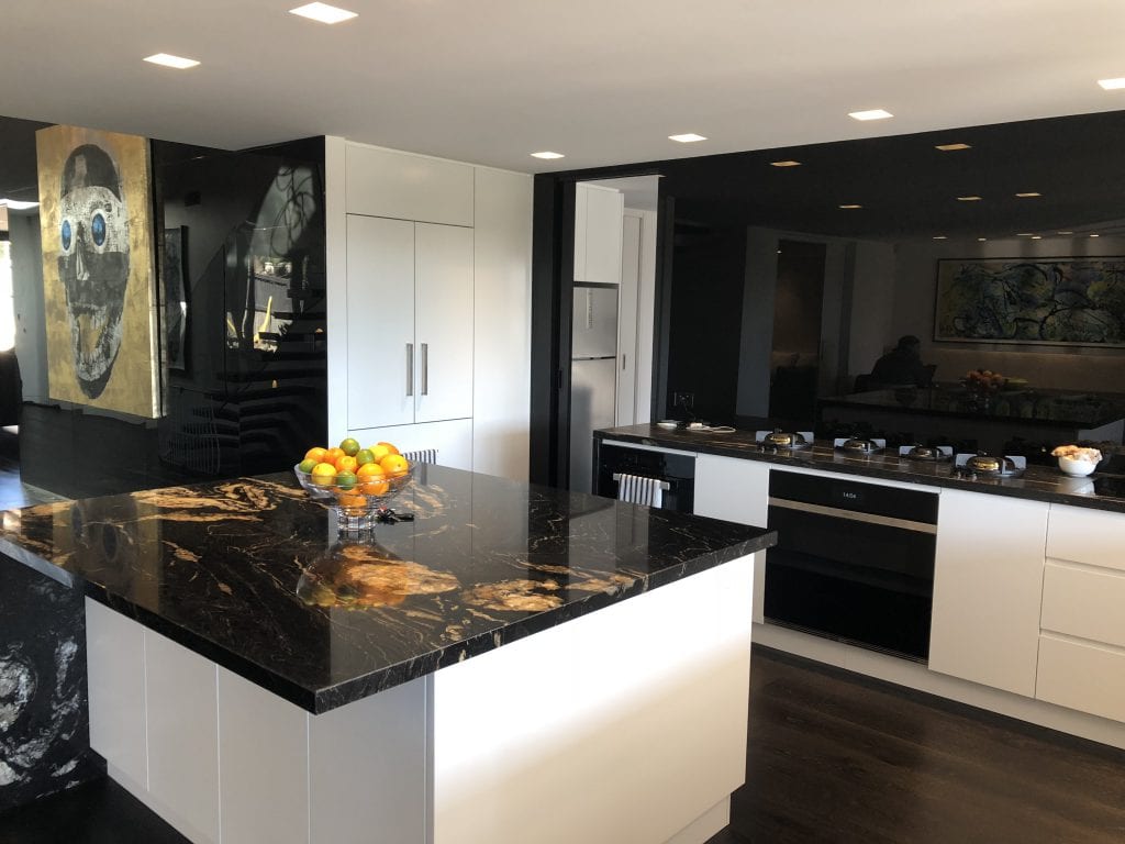 Acrylic đen bóng phối trắng – tạo tương phản mạnh cho không gian cao cấp