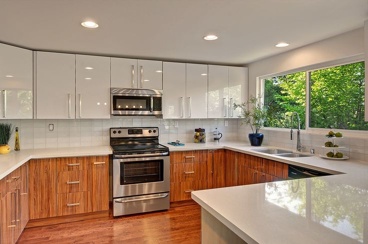 Tủ dưới laminate vân gỗ, tủ trên acrylic trắng – phân tầng ánh sáng hiệu quả