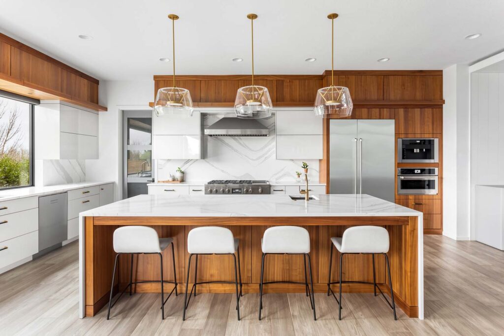 Tủ bếp hiện đại phối hợp acrylic trắng bóng và laminate vân gỗ chống trầy xước
