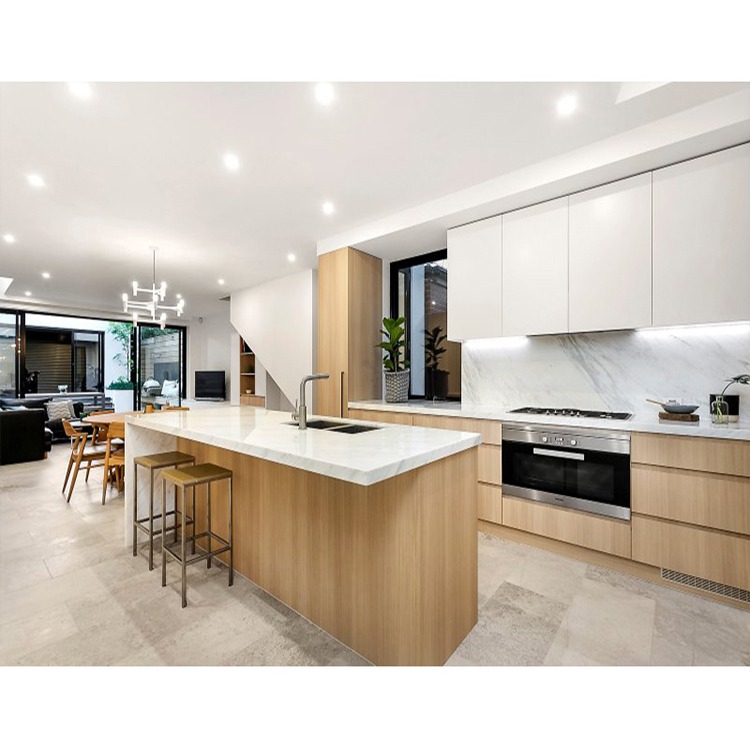Tủ bếp nhỏ gọn phối melamine vân gỗ và acrylic trắng tạo không gian thoáng đãng