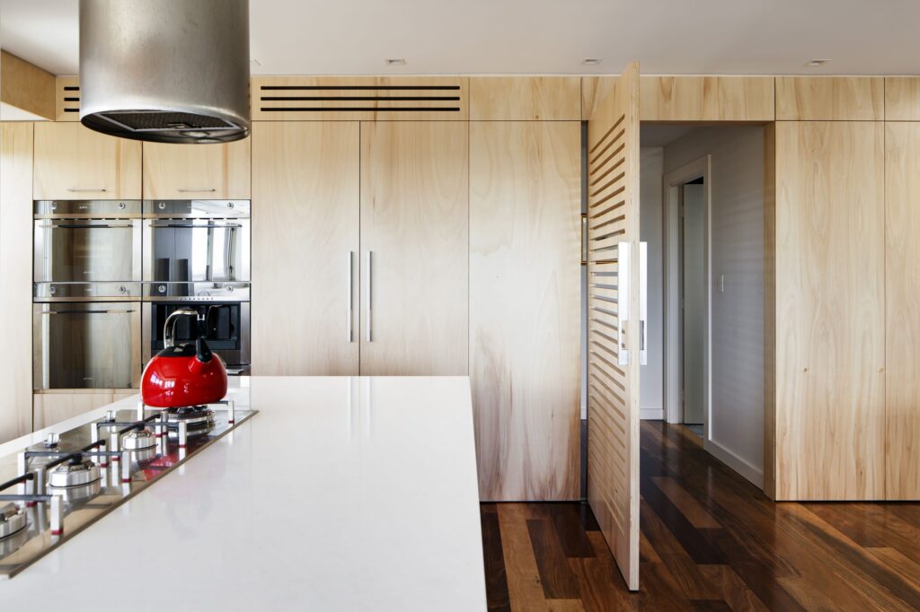 Veneer gỗ nâu nhạt – tối ưu diện tích, dễ thi công.