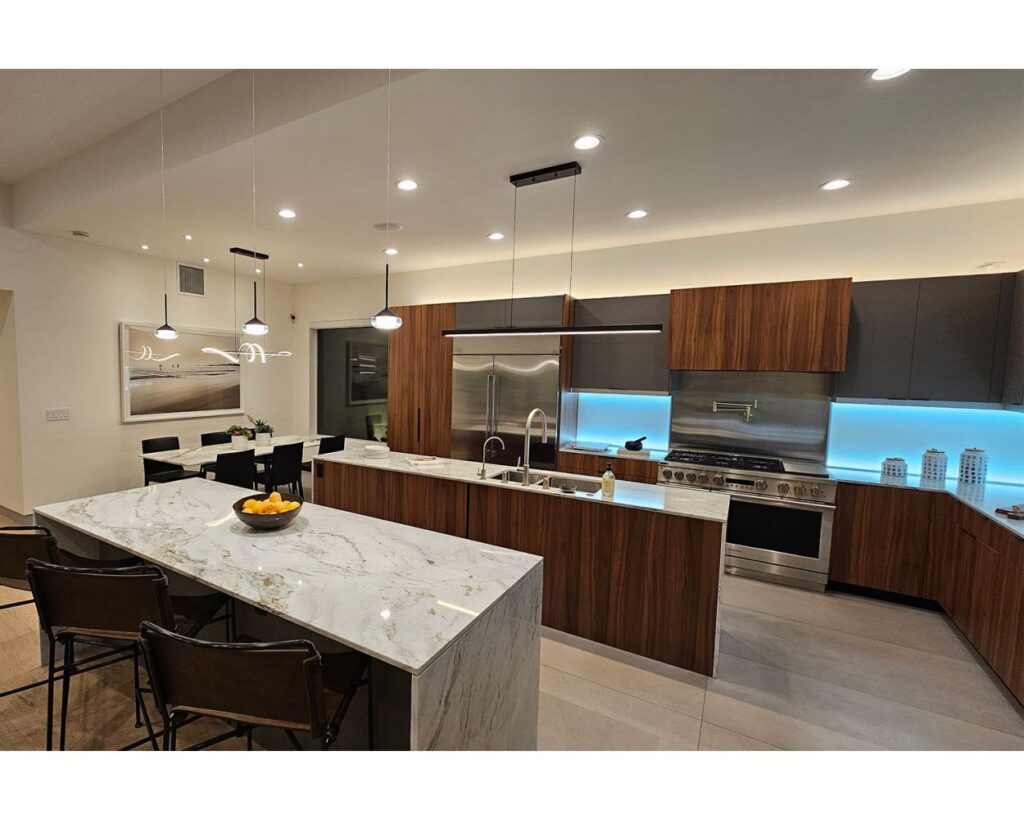 Laminate vân walnut đậm, bố trí chữ L – kiểu Bắc Âu sang trọng.