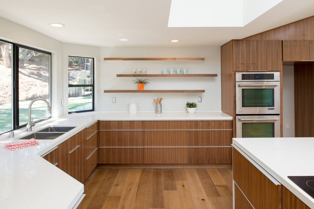 Veneer óc chó phối mặt đá trắng Ý – tăng độ bền và cảm giác hiện đại.