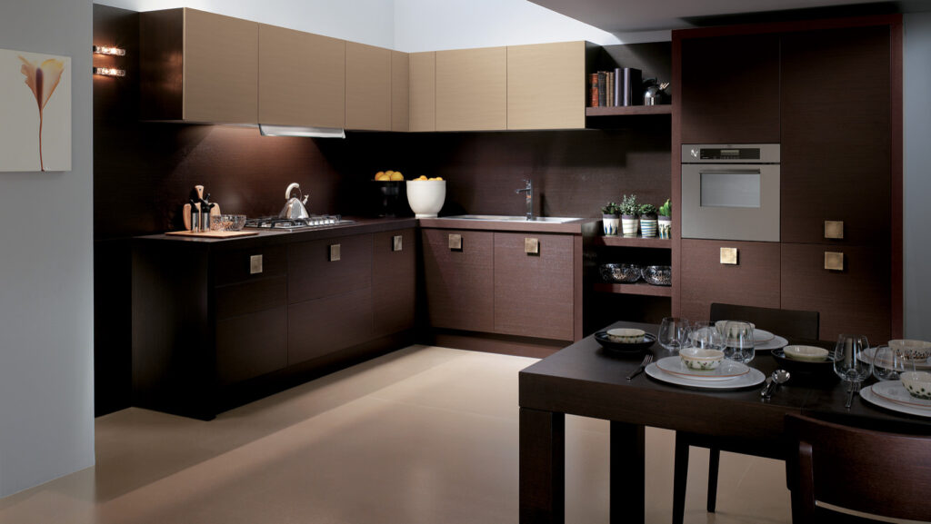 Laminate màu nâu charcoal, tích hợp tủ lò vi sóng, ngăn chia khoa học – dành cho nhà phố.