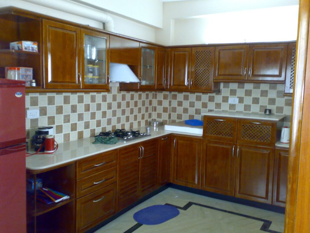 Tủ bếp chữ L đơn giản bằng gỗ cao su phủ PU tiết kiệm