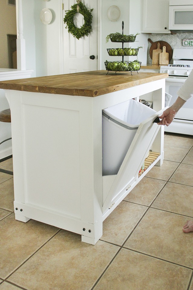Tủ bếp gỗ đơn giản tích hợp thùng rác âm tiện lợi