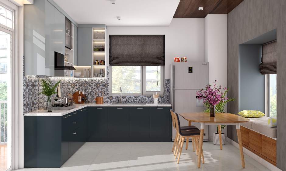 Mẫu tủ bếp chữ L acrylic màu ghi nhã nhặn kết hợp tường kính bếp