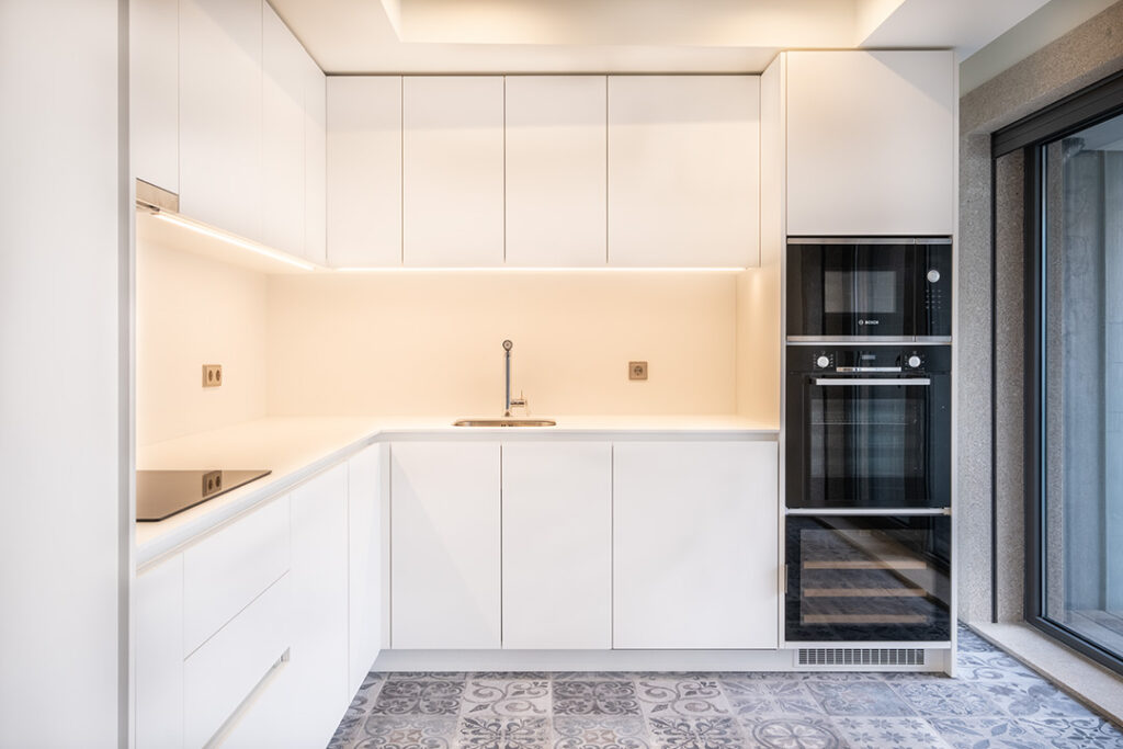 Tủ bếp acrylic chữ L phong cách trẻ trung kết hợp mặt đá trắng