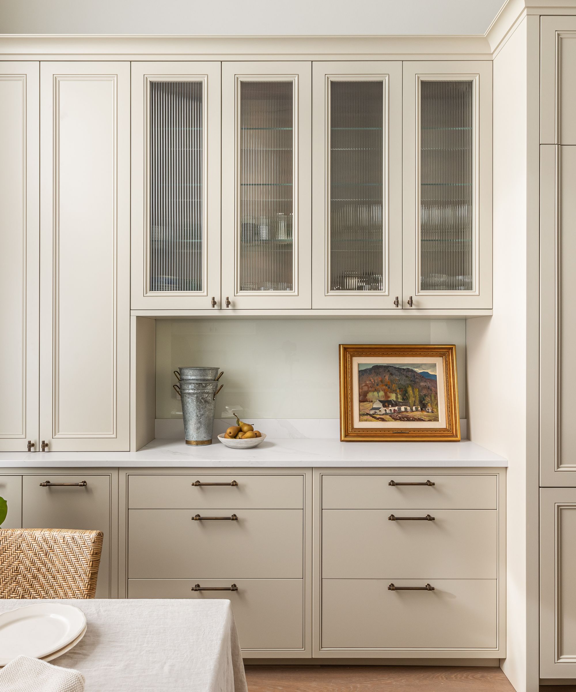 Phối màu tủ bếp trung tính hiện đại 2025