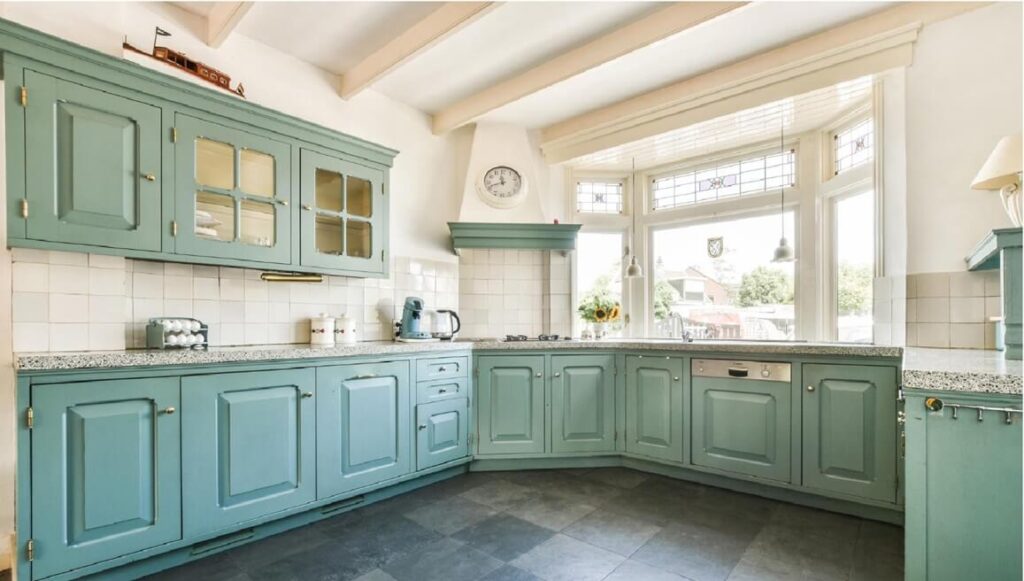 Chi tiết hoa văn và màu sơn tủ bếp cổ điển đẹp phong cách Ý