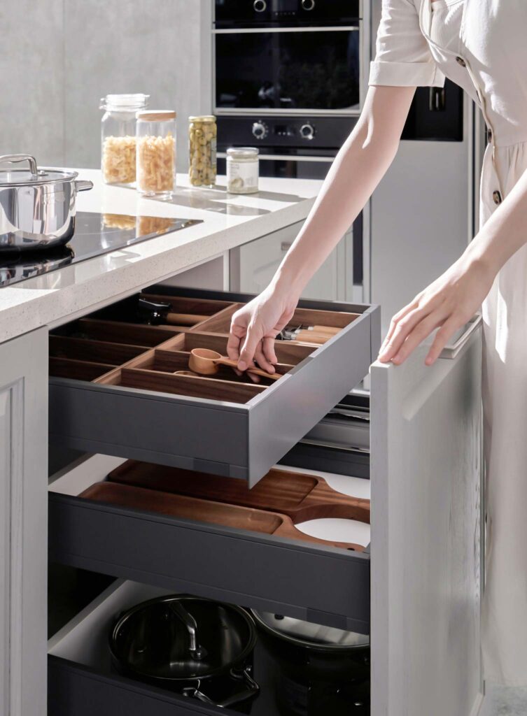 Hệ phụ kiện thông minh trong tủ bếp đa năng giúp thao tác nấu nướng thuận tiện hơn