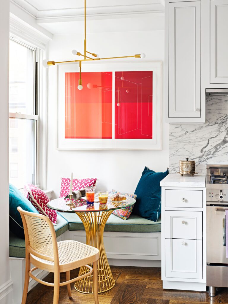 Tủ bếp đa năng kết hợp bàn ăn cho căn hộ nhỏ