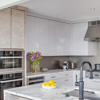 Tủ bếp màu trắng bóng gương kết hợp đá quartz vân mây tinh tế