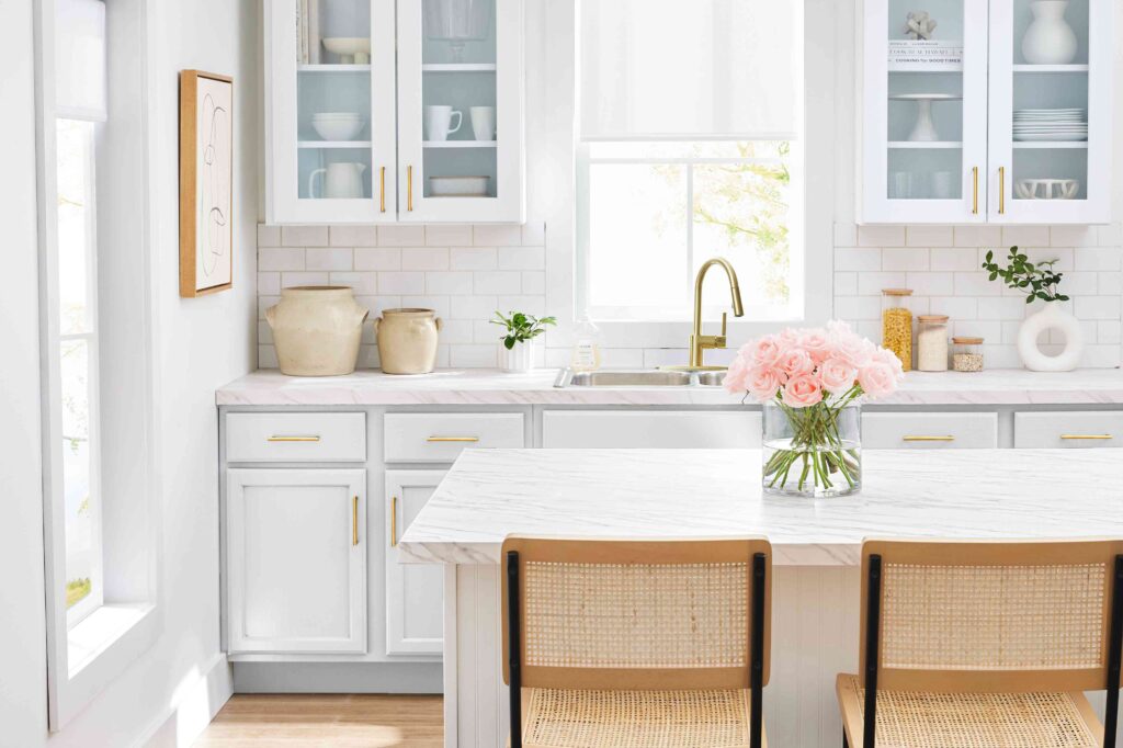 Tủ bếp sơn trắng phong cách cổ điển nhẹ, phù hợp nhà phố sang trọng