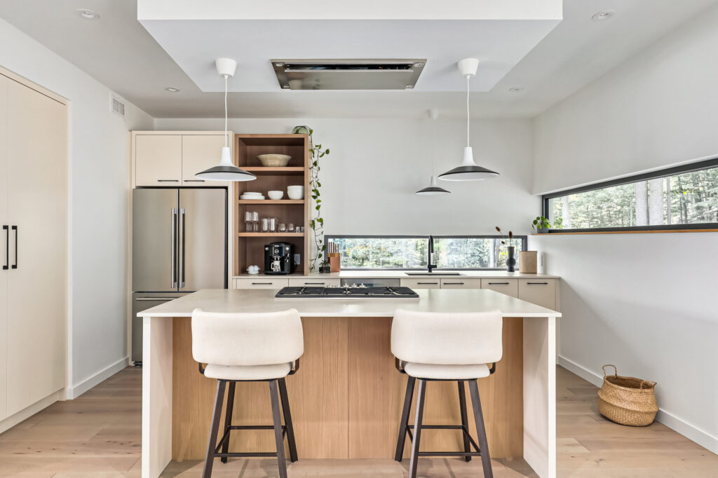 Tủ bếp trắng phối gỗ sáng phong cách Bắc Âu tự nhiên và tối giản