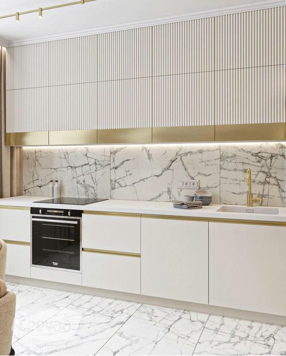 Tủ bếp màu trắng kiểu chữ I gọn gàng cho căn hộ nhỏ hiện đại