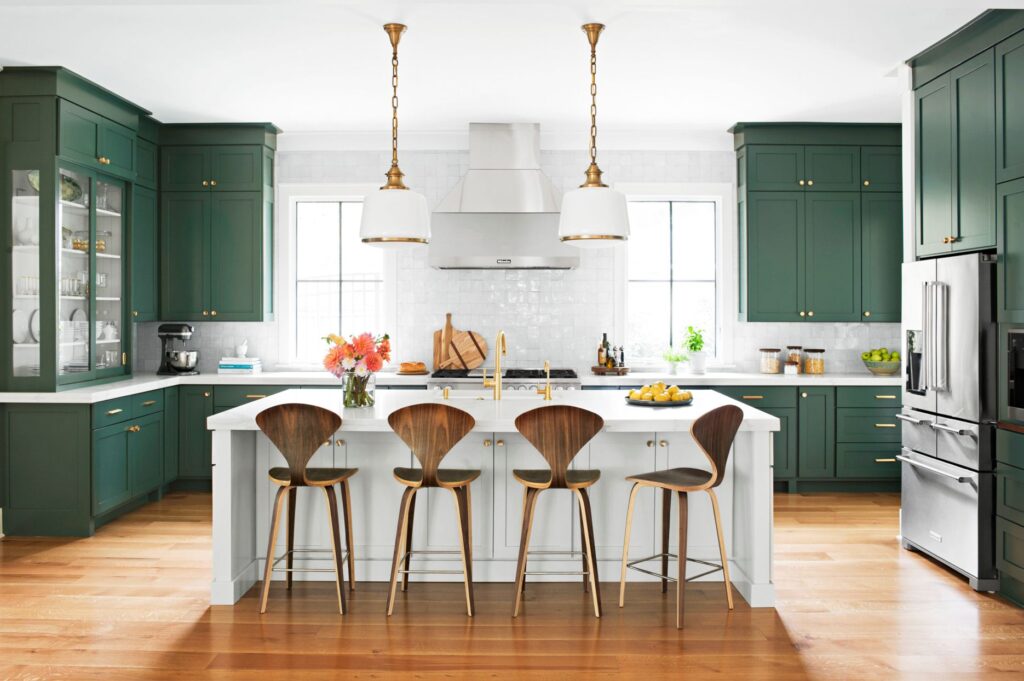 Phòng bếp ấm cúng với tủ xanh olive và mặt đá trắng