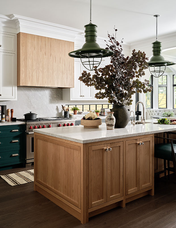 Tủ bếp xanh olive phối gỗ óc chó tự nhiên sang trọng