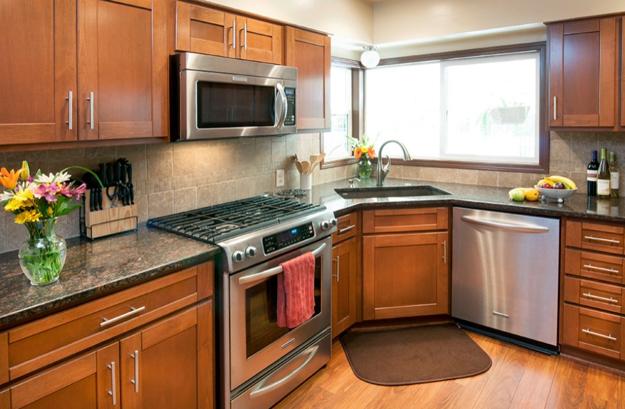 Tủ bếp chữ L màu óc chó hiện đại, tối ưu góc bếp nhỏ