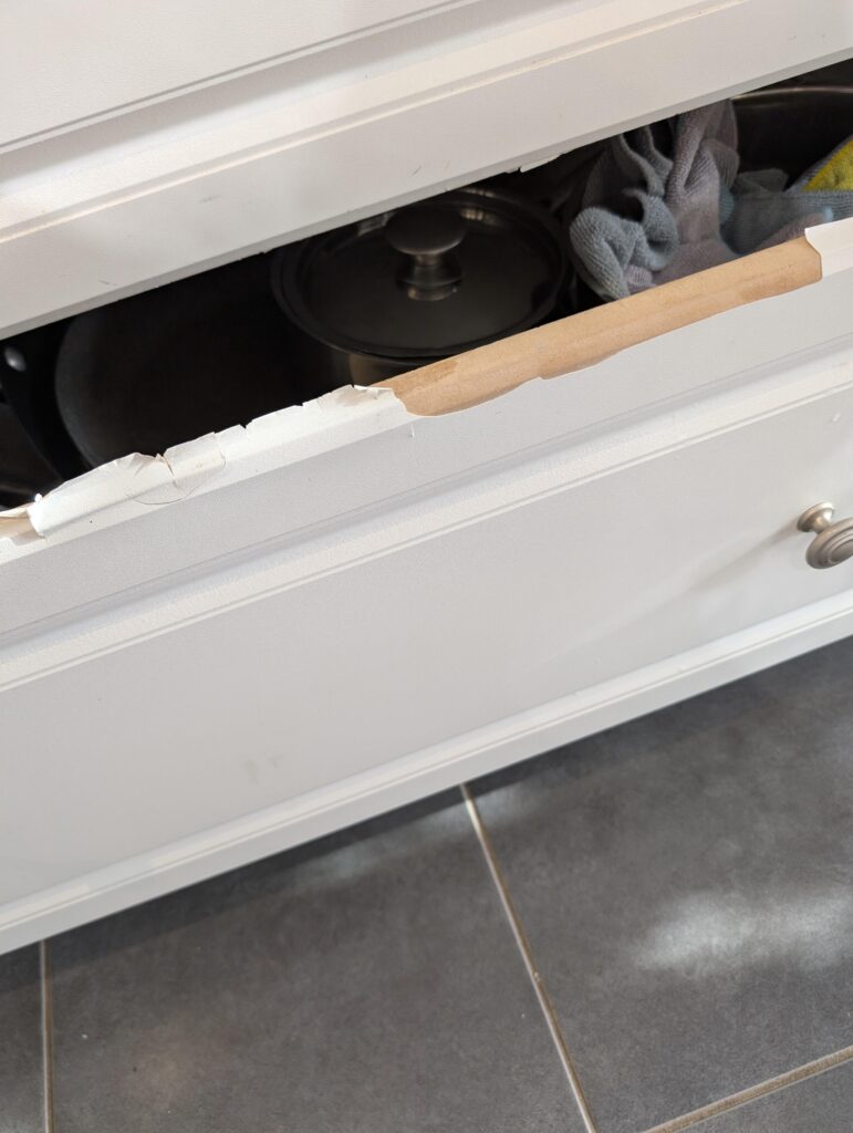 Tủ bếp sử dụng vật liệu kém chất lượng dễ bong tróc, xuống cấp