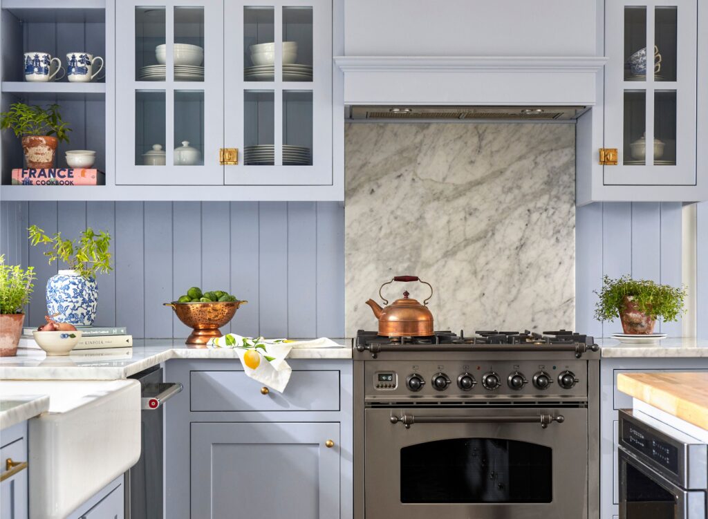 Tủ bếp bán cổ điển cho nhà phố với phào chỉ nhẹ