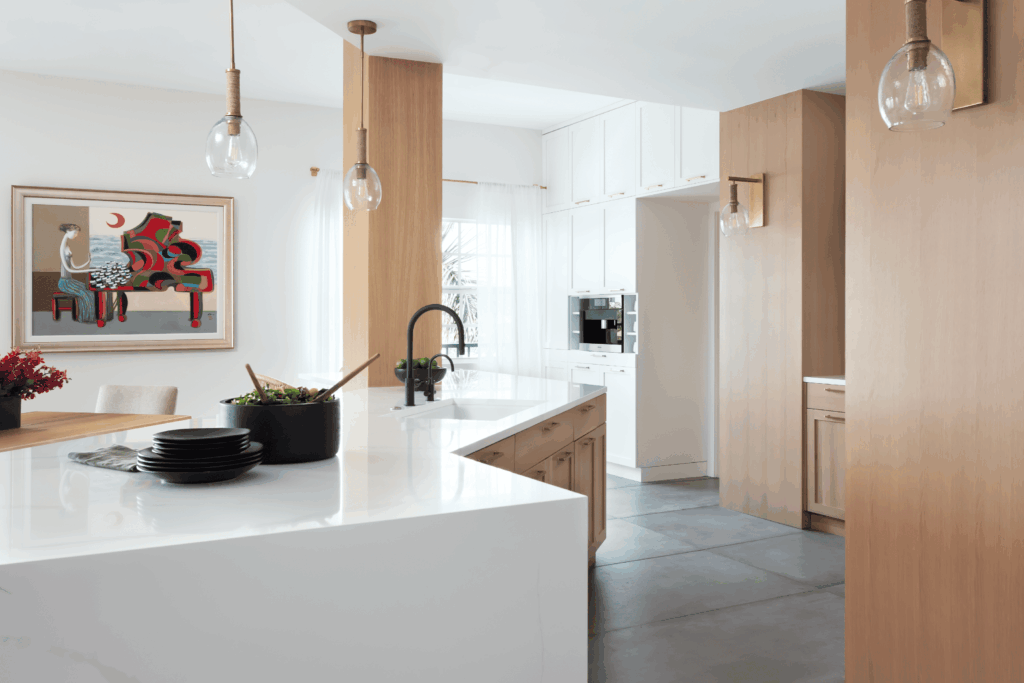 Mẫu tủ bếp hiện đại đẹp tone gỗ sáng tối giản, phù hợp căn hộ chung cư