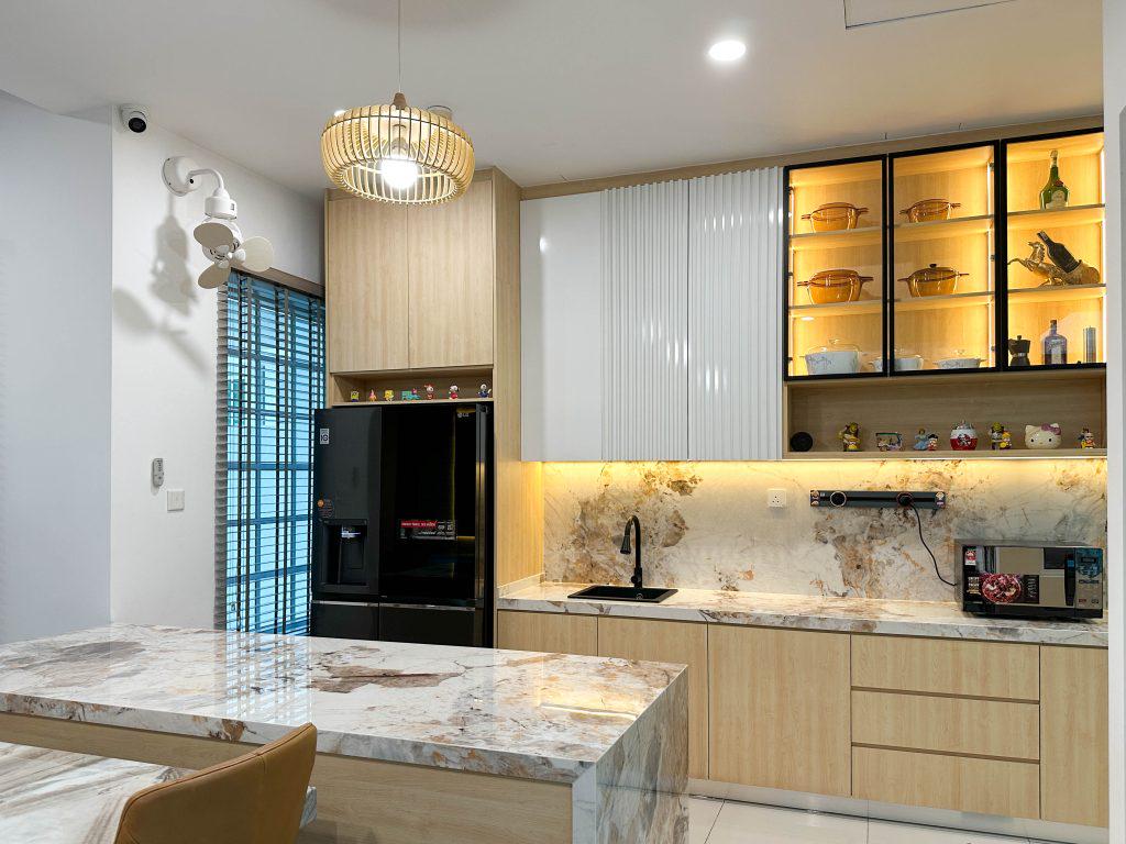 Tủ bếp gia đình sử dụng vật liệu đạt chuẩn E1/E0 trong thiết kế tủ bếp đảm bảo an toàn