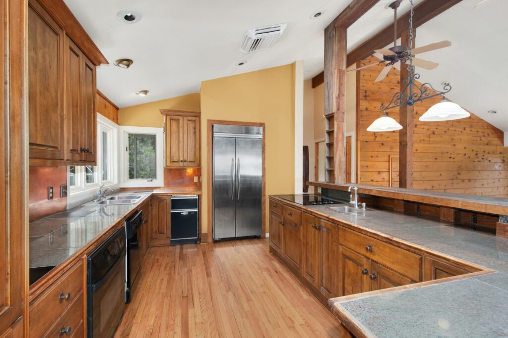 Tủ bếp sử dụng ván đạt tiêu chuẩn ván ép công nghiệp chống cong vênh