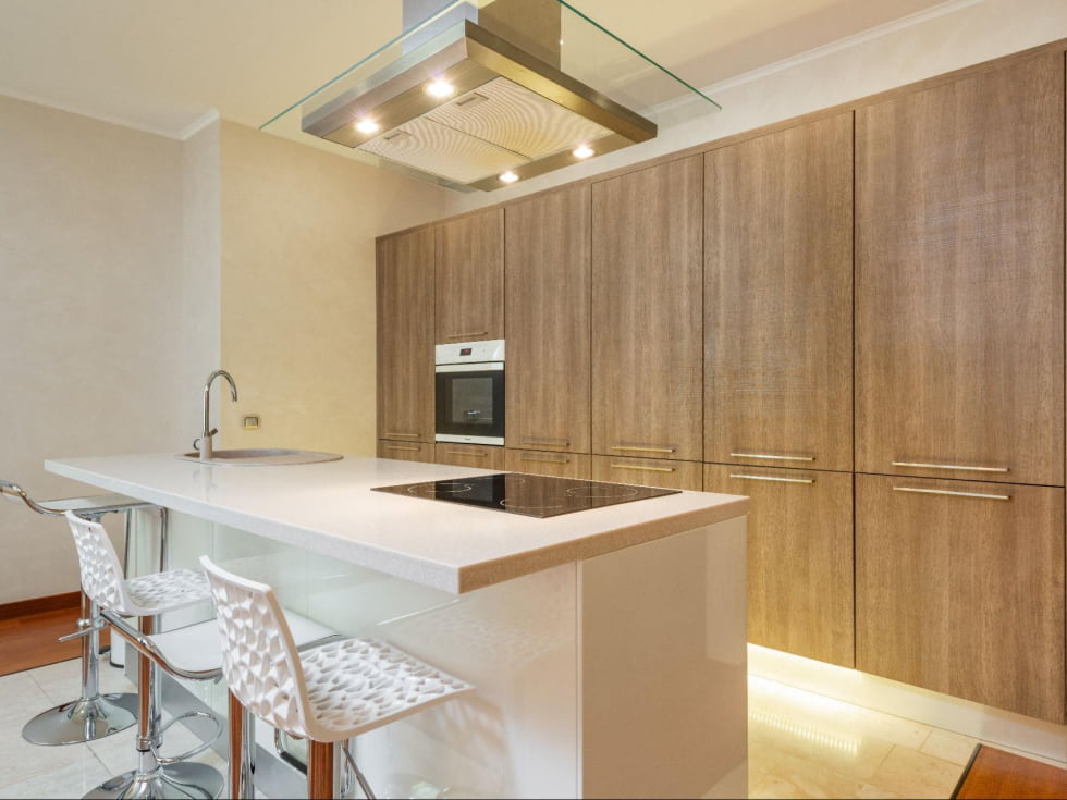 Không gian bếp hiện đại sử dụng vật liệu đạt tiêu chuẩn ván ép E1